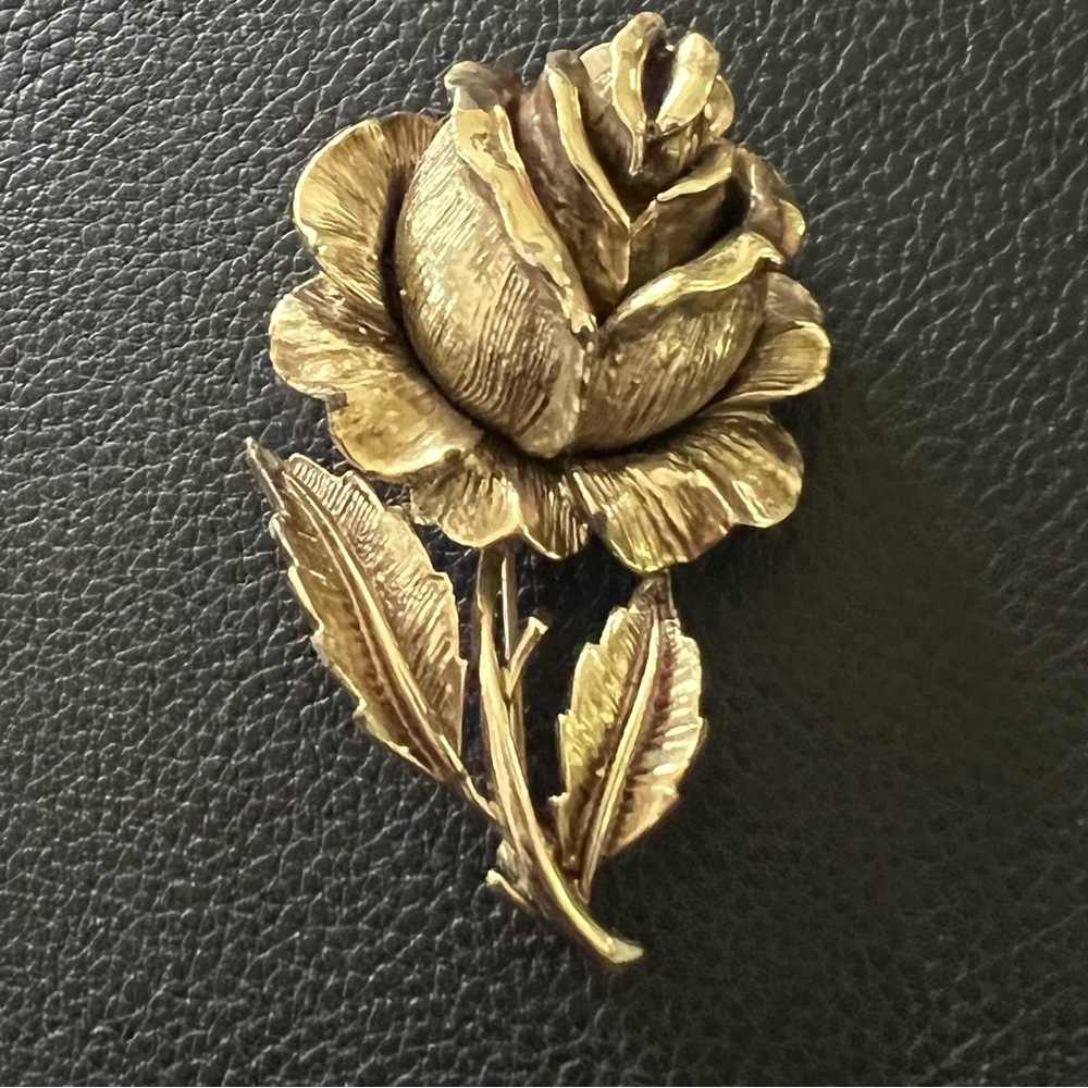 Jewelcraft sculptured gold rose brooch pin vintage costume jewelry